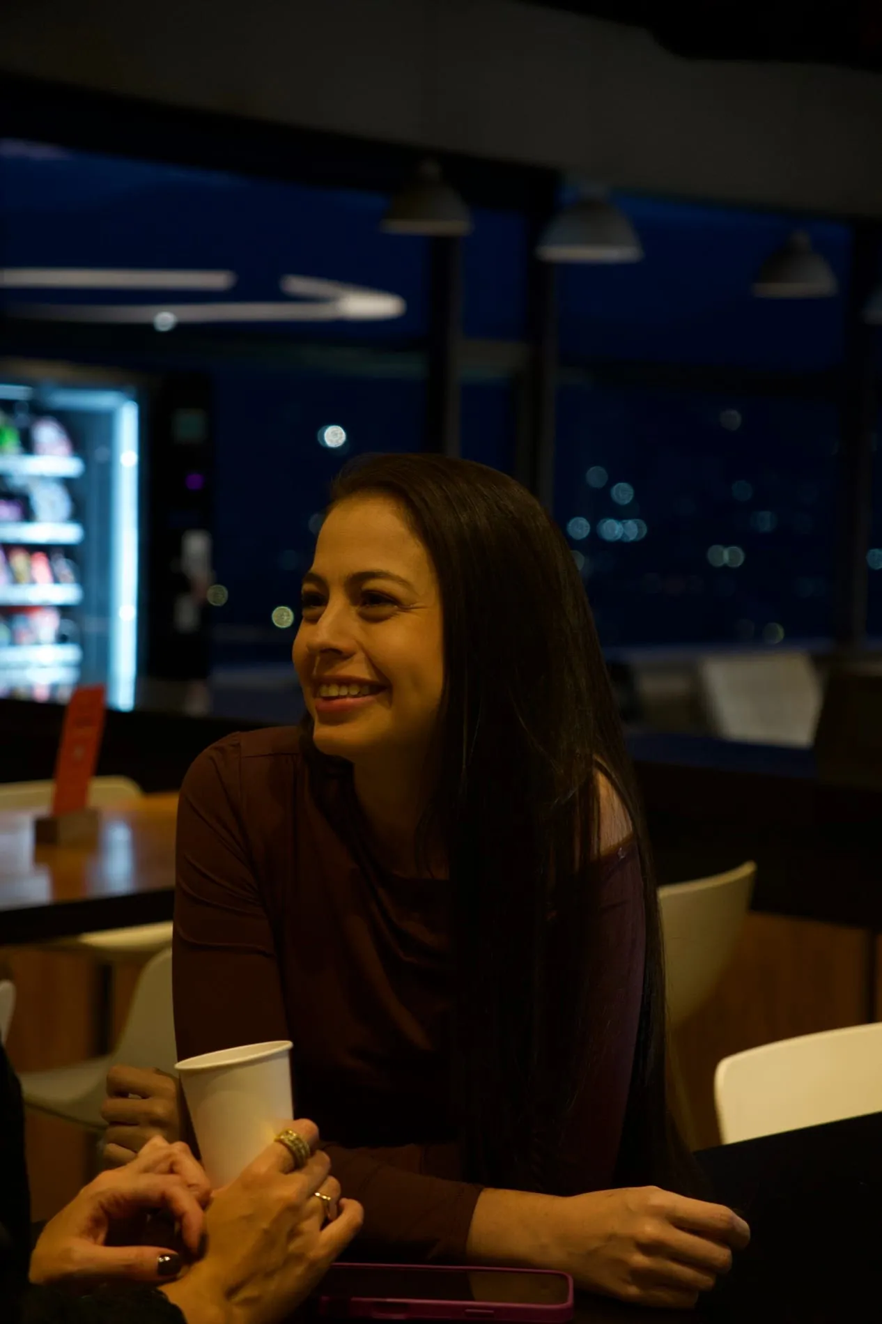 Mónica Agudelo conversando durante una reunión de trabajo